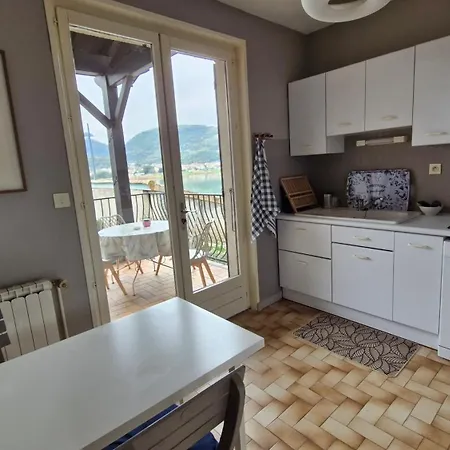 Gisele Dans Maison Partagee Bord Du Rhone Bed & Breakfast 3*